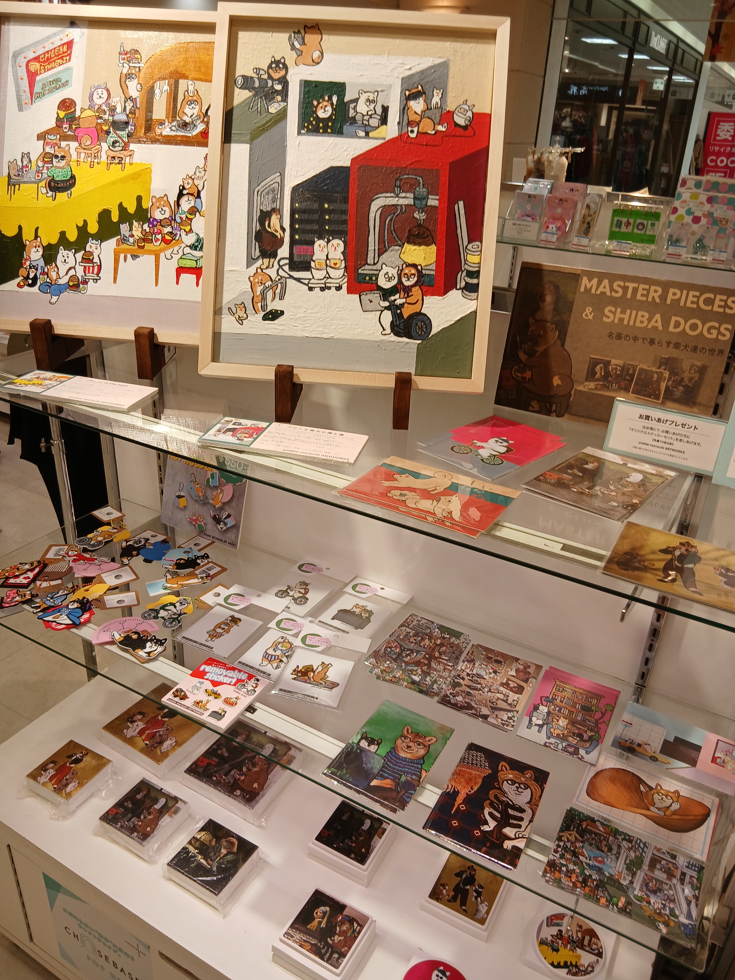 原画とポストカード、柴犬グッズの展示